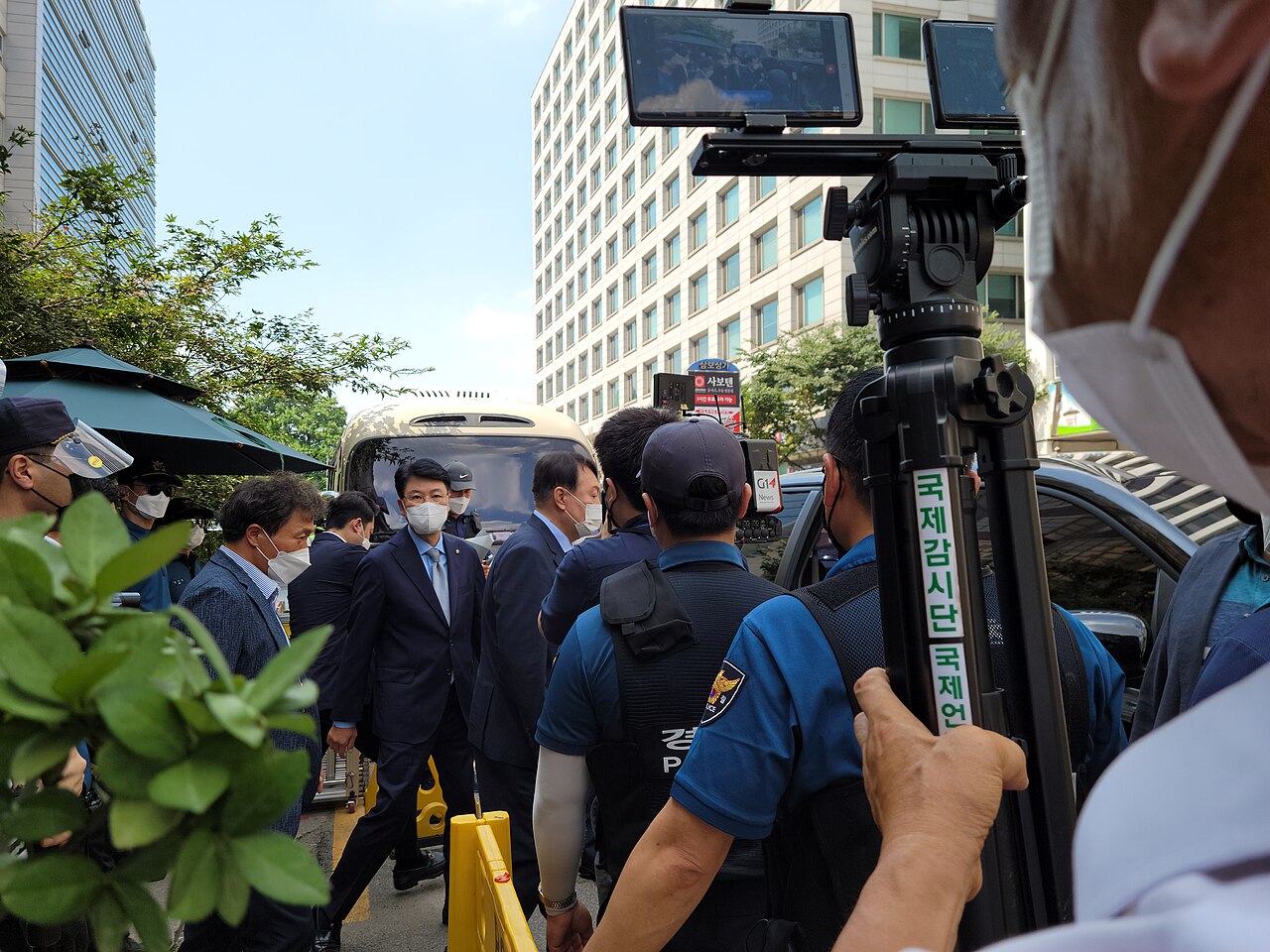 국민의힘 당사를 나서는 윤석열