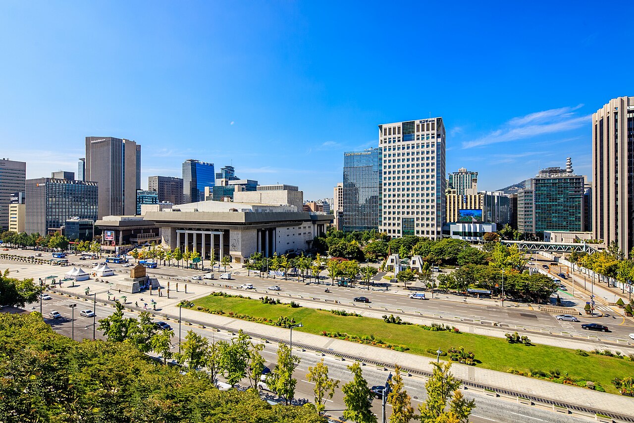 세종대로변 세종문화회관과 외교부 청사