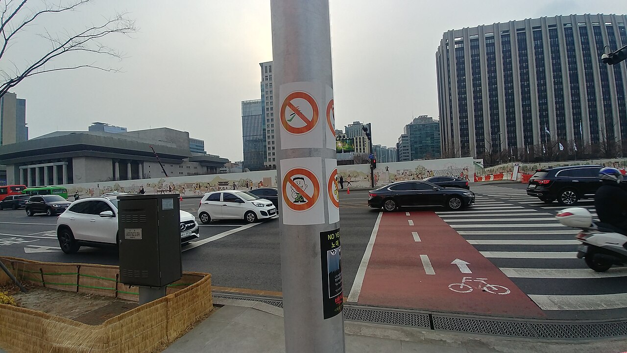 광화문 앞 징병 반대 스티커