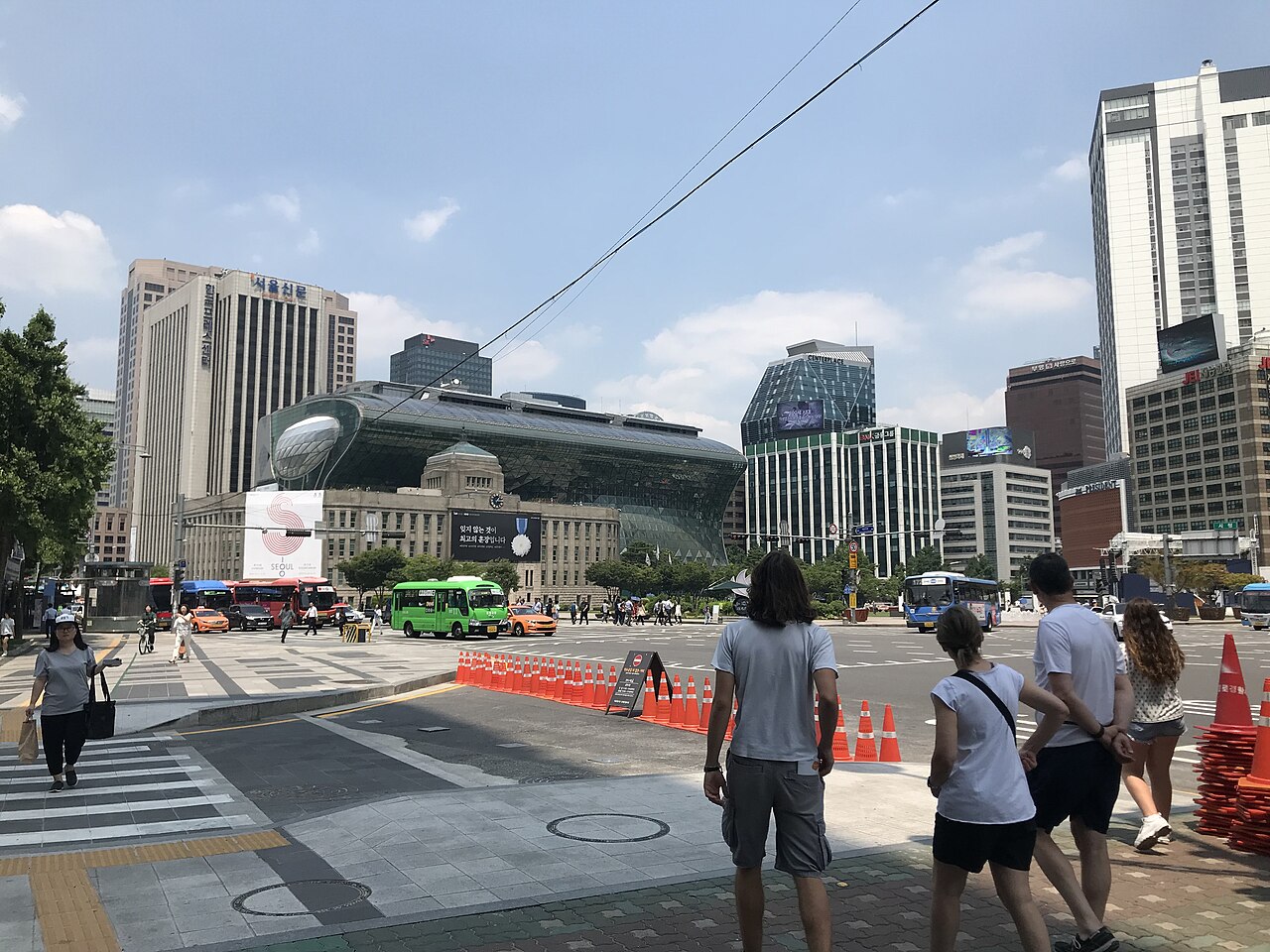 유리로 지어진 서울시청 청사와 서울광장
