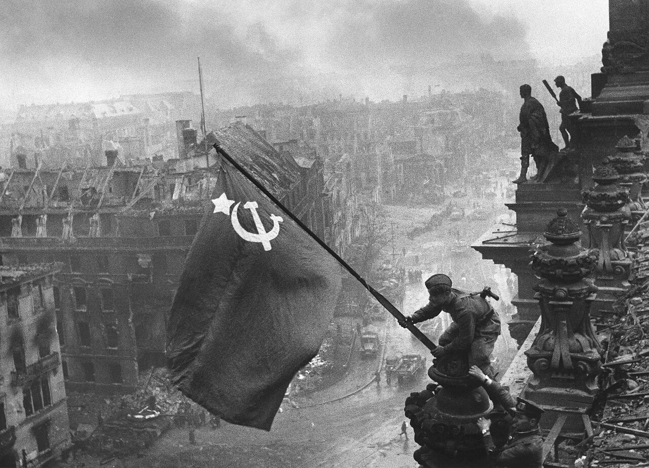 1945년 국회의사당에 깃발을 올리는 병사