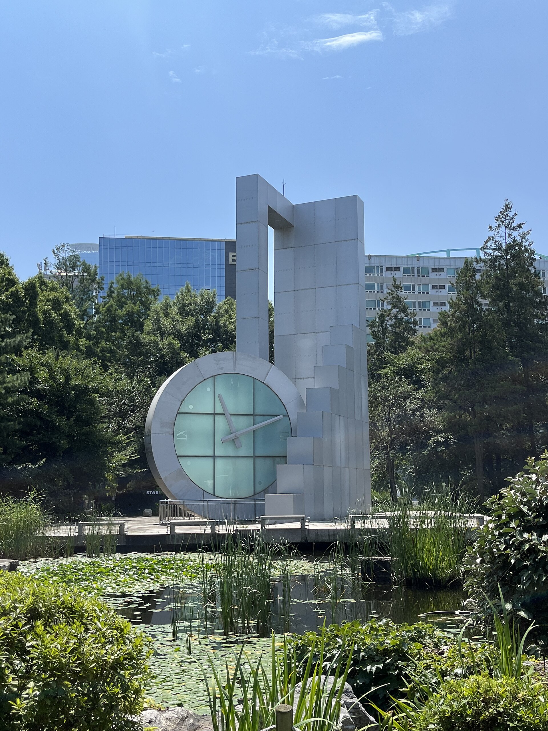 국회 연못 옆 태양광 나무 1호
