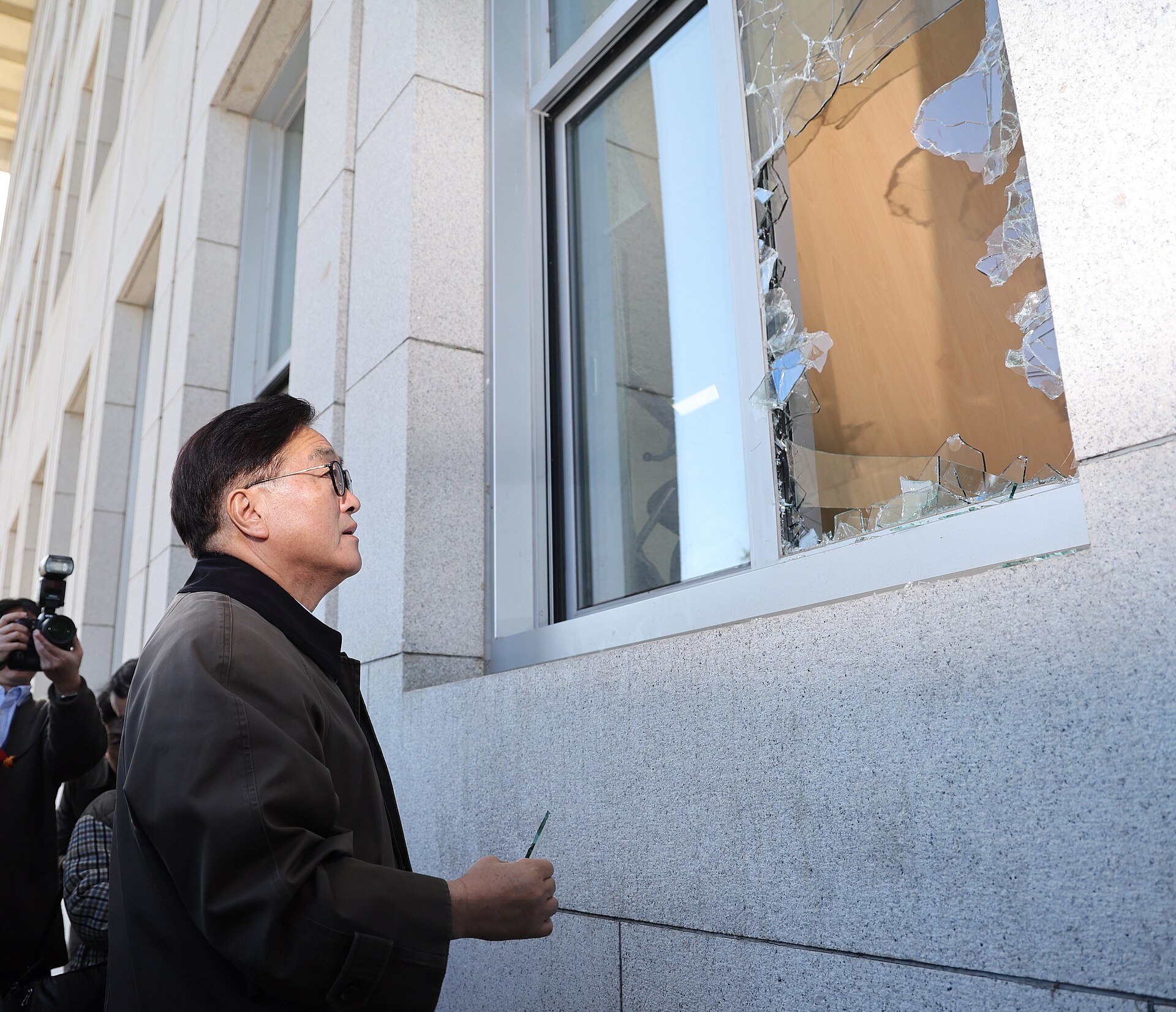 국회 피해 현장을 둘러보는 우원식 국회의장