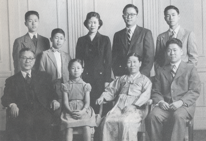 1952년 장면과 부인 김옥윤, 자녀들